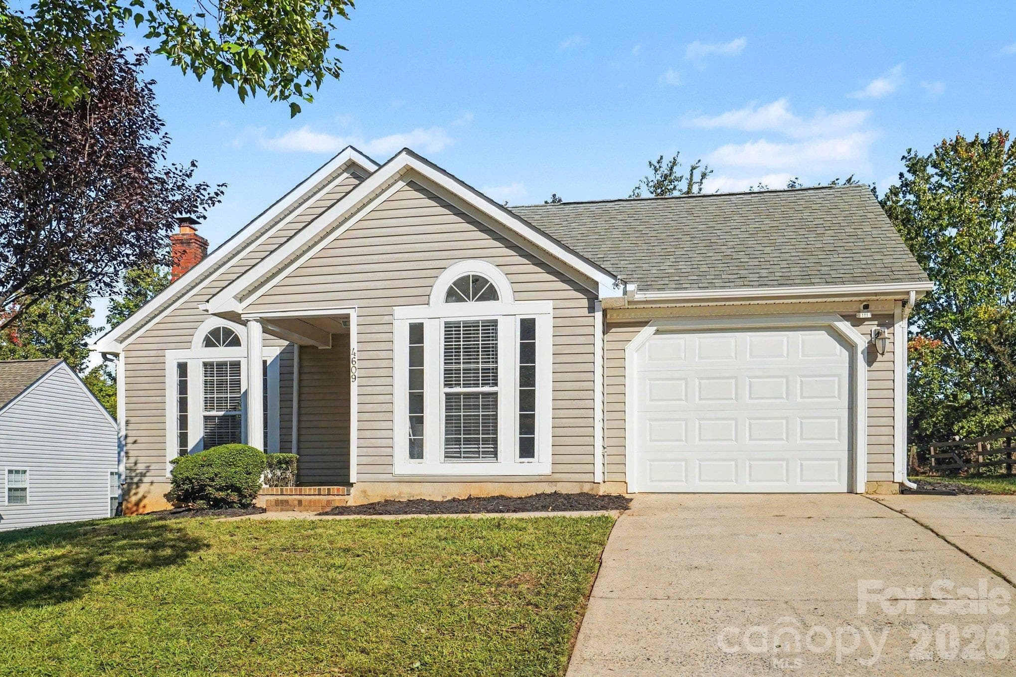 Single Family Residence at 4609 Avalon Forest Lane, Charlotte, photo 2 of 22