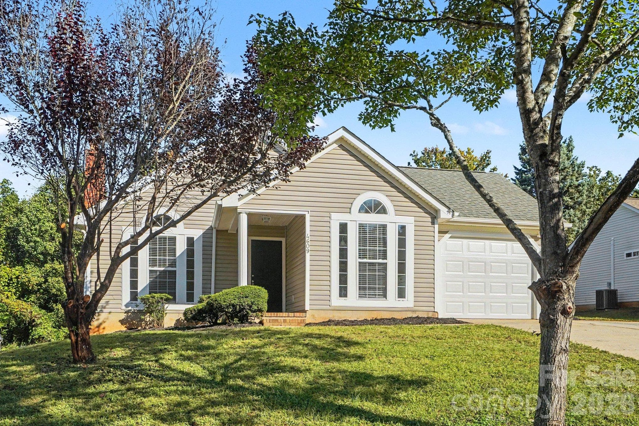 Single Family Residence at 4609 Avalon Forest Lane, Charlotte, photo 3 of 22