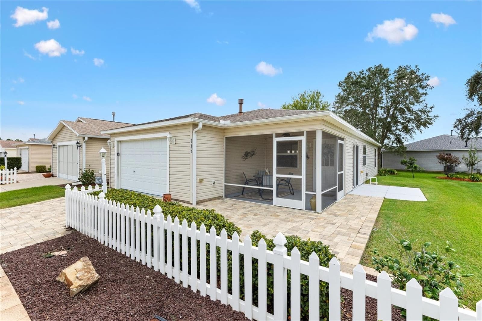 PAVOR DRIVEWAY WITH LARGE LOT - 1234 EAGLE RIDGE DR, THE VILLAGES