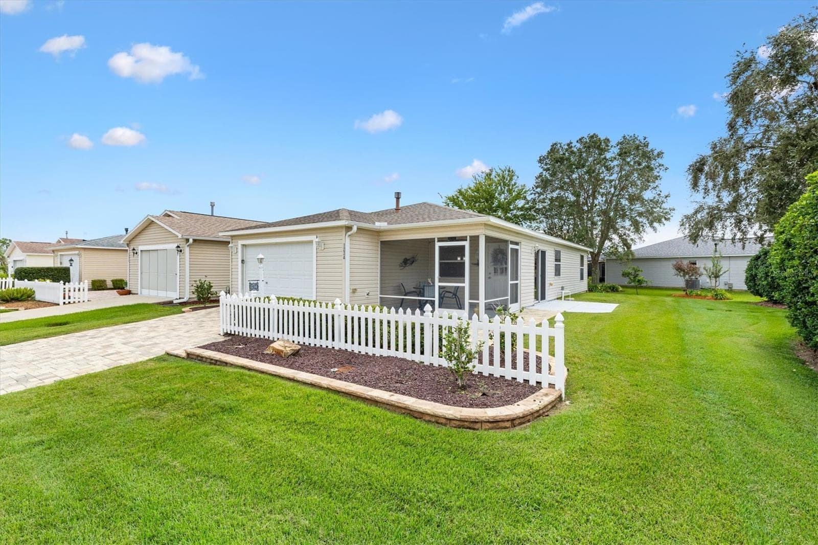 PAVOR DRIVEWAY WITH LARGE LOT - 1234 EAGLE RIDGE DR, THE VILLAGES