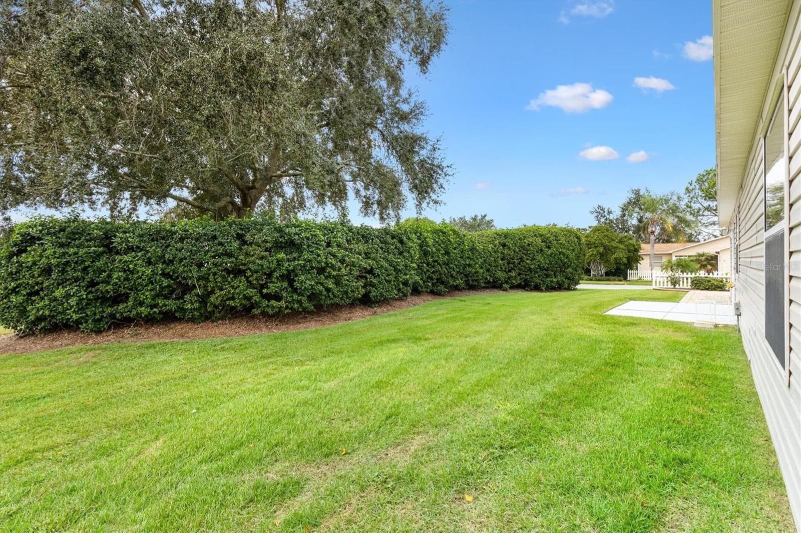 LARGE PRIVATE SIDE YARD - 1234 EAGLE RIDGE DR, THE VILLAGES