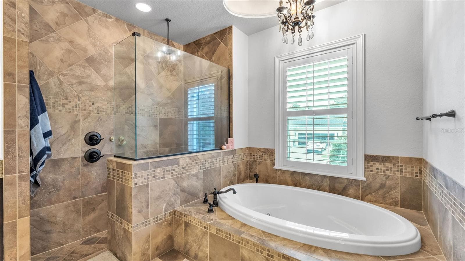 primary bathroom - 6626 CRESCENT WOODS CIR, LAKELAND