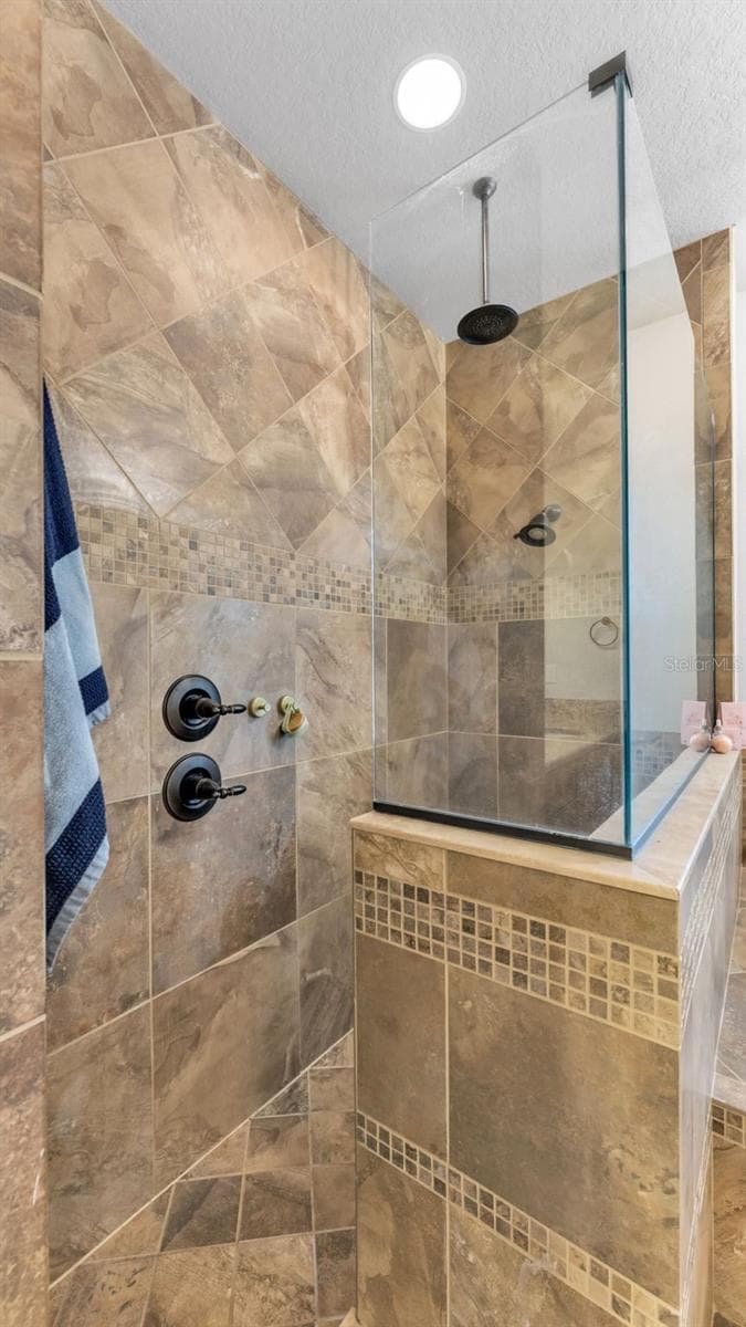 primary bathroom - 6626 CRESCENT WOODS CIR, LAKELAND