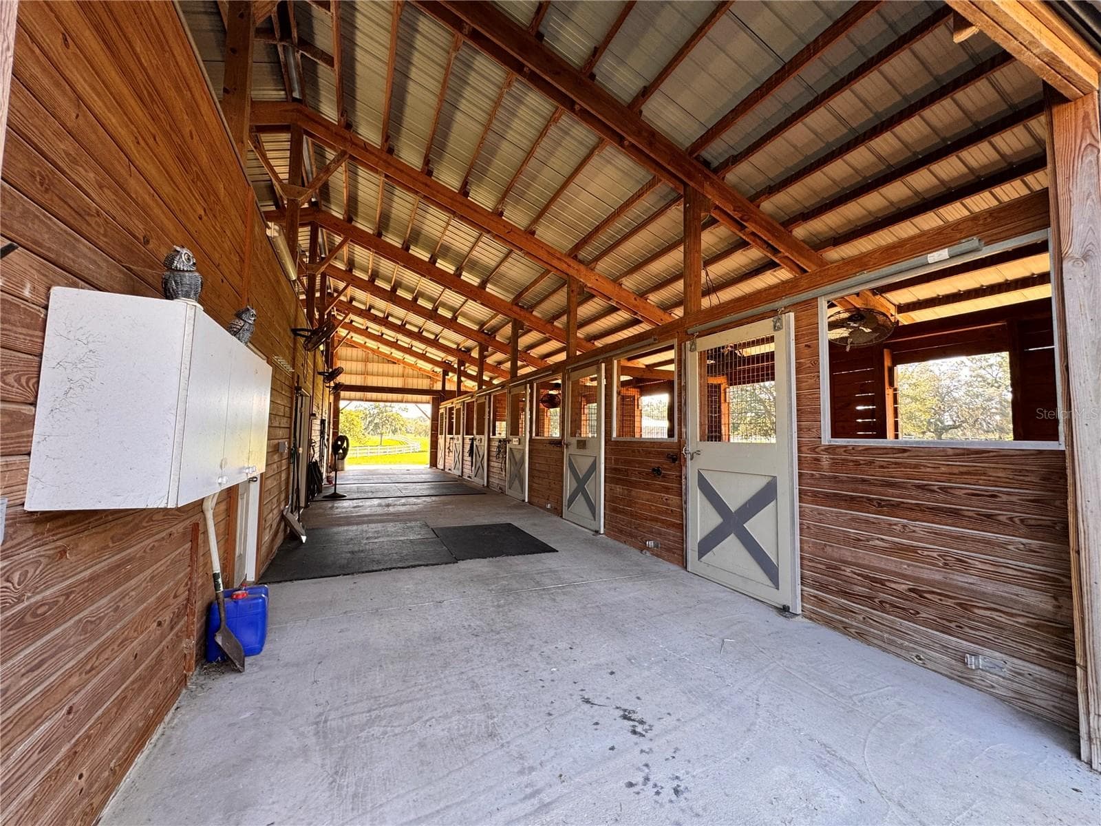 Wide center aisle provides pllenty of room for safe and convenient horse handling - 6722 W SENTINEL BLUFF PATH, BEVERLY HILLS
