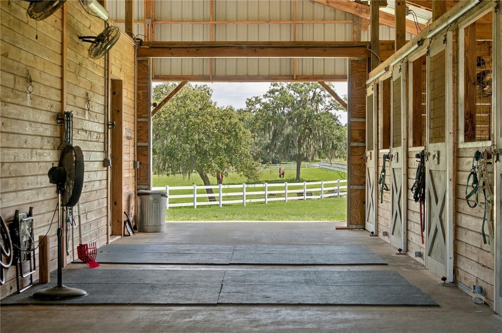Open barn design offers excellent airflow and easy access for the pastures - 6722 W SENTINEL BLUFF PATH, BEVERLY HILLS