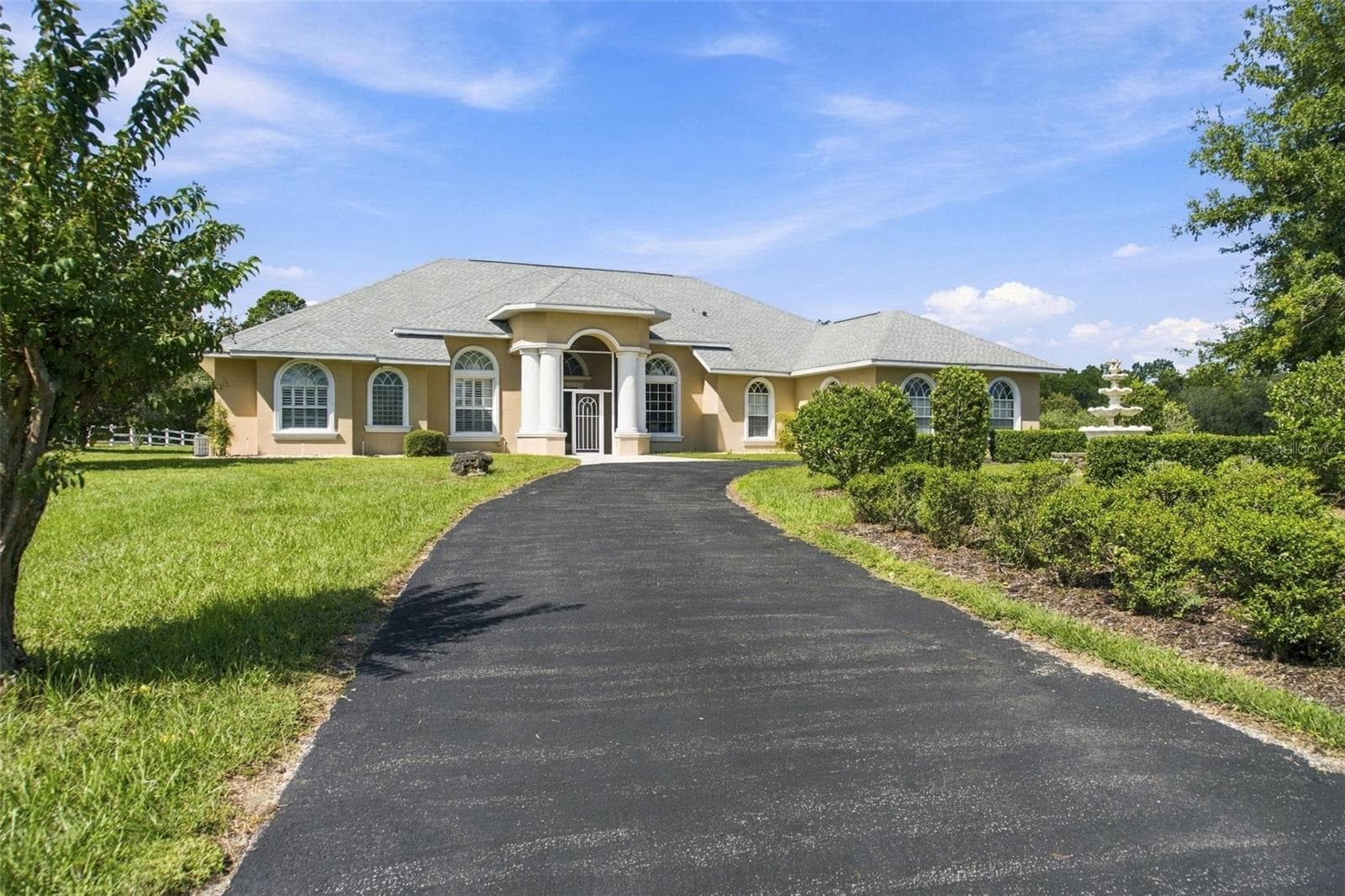 Privated paved drive leads to the residence through the peaceful country setting - 6722 W SENTINEL BLUFF PATH, BEVERLY HILLS