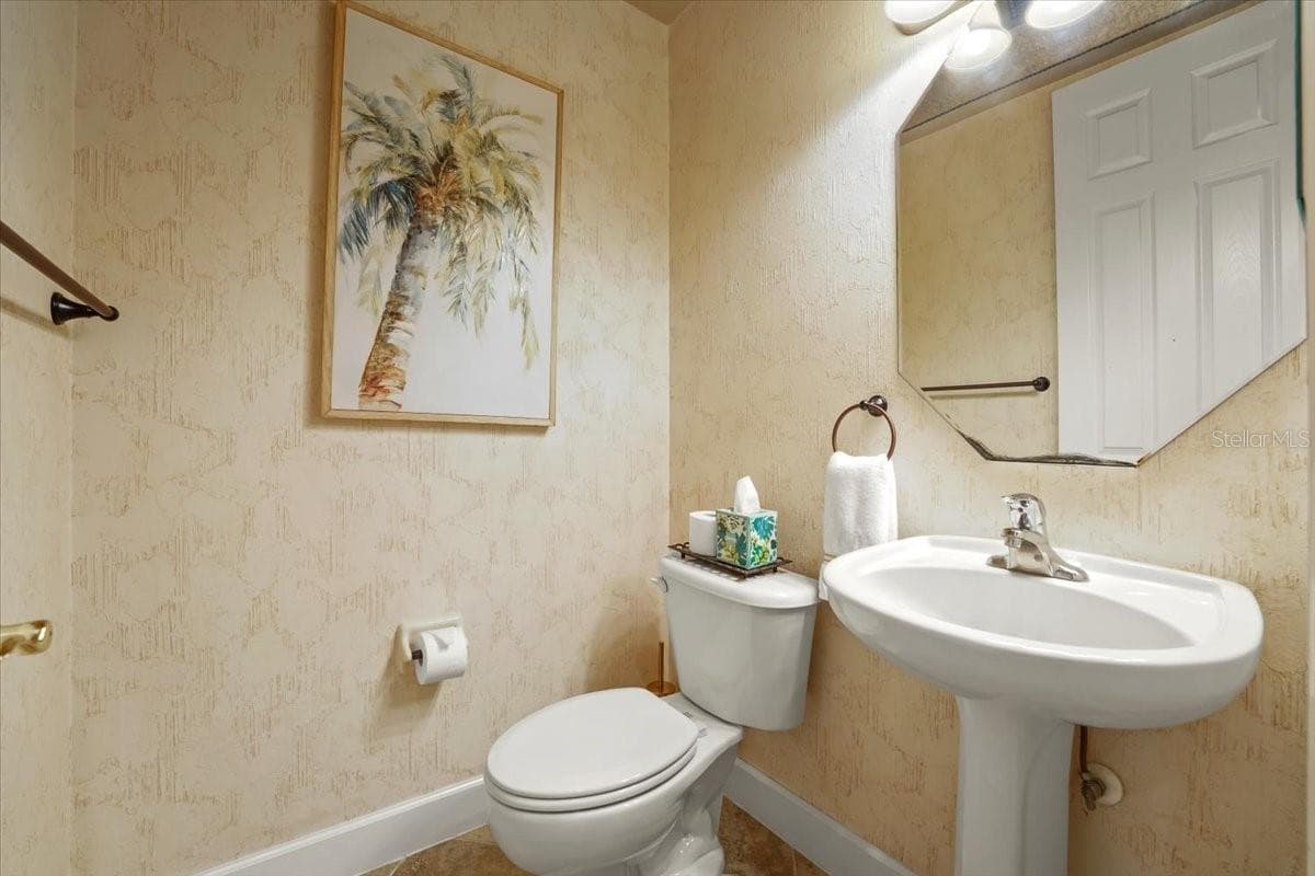 Half Bath w/ceiling accent - 6627 MERRYVALE LN, PORT ORANGE