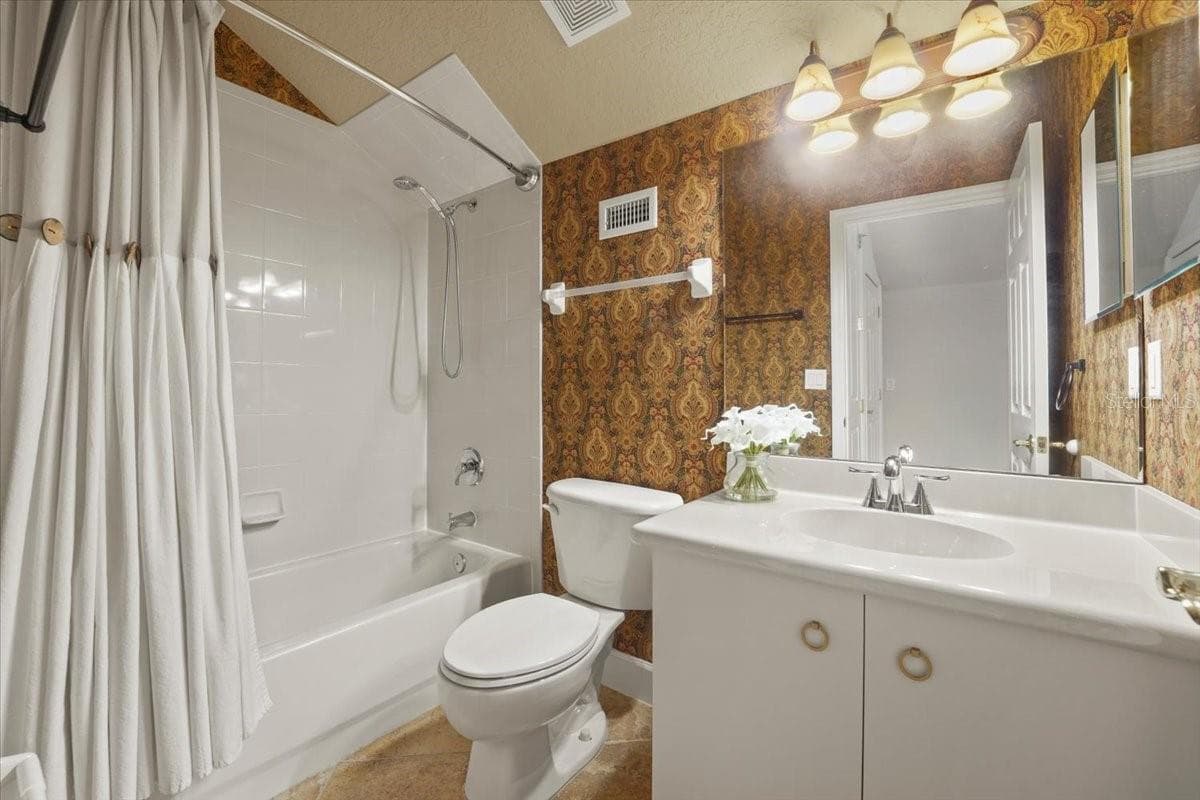 Bonus Room En Suite Bath - 6627 MERRYVALE LN, PORT ORANGE