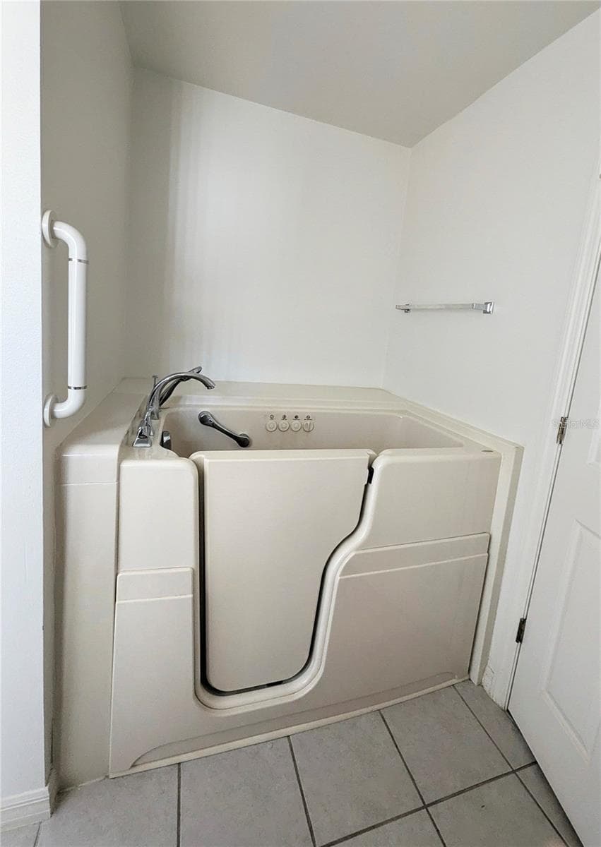 Primary walk in tub with jets and seating - 7170 ACKERMAN AVE, COCOA