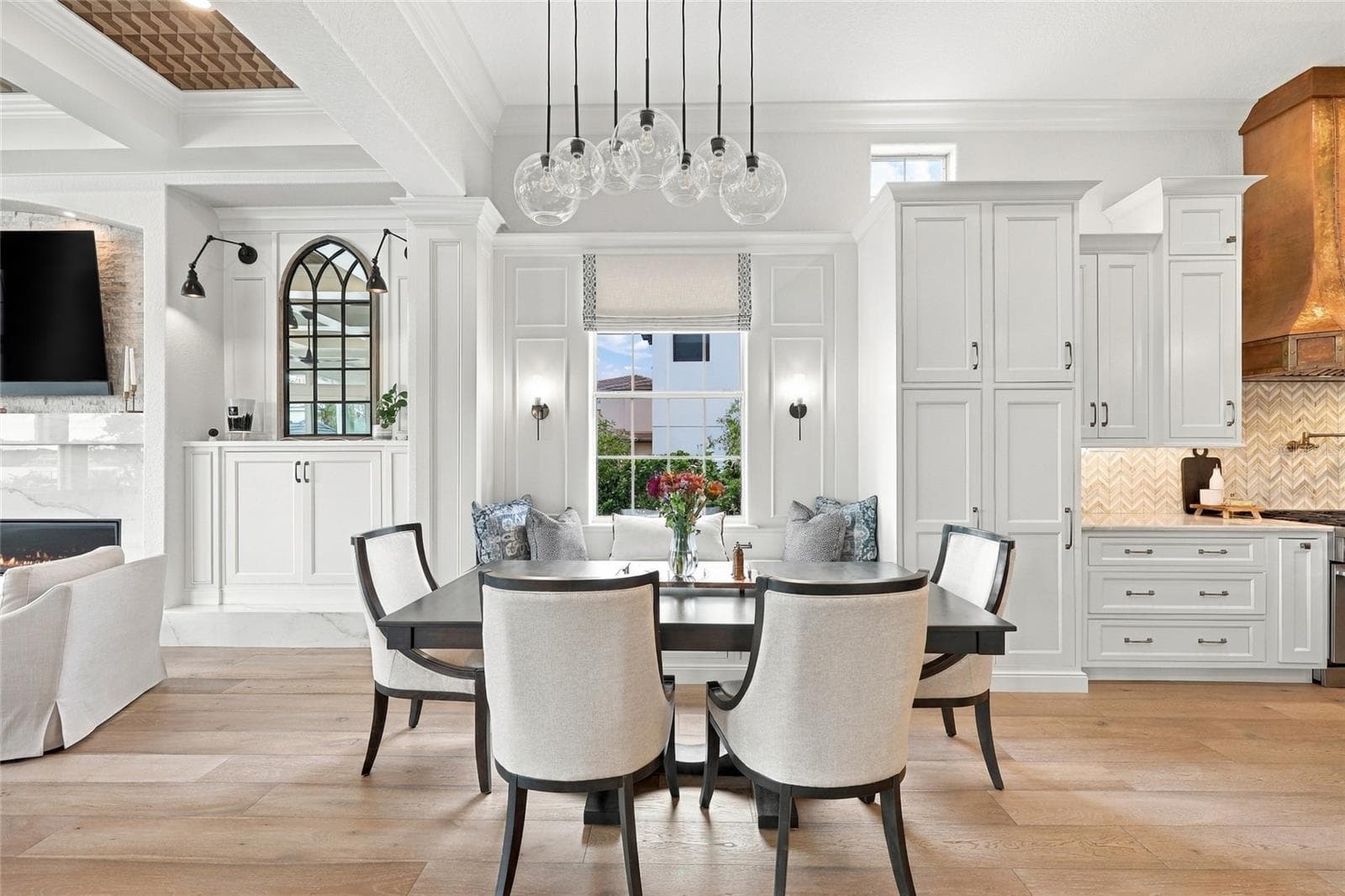 BREAKFAST NOOK WITH BUILT-IN BENCH - 9602 MAYWOOD DR, WINDERMERE