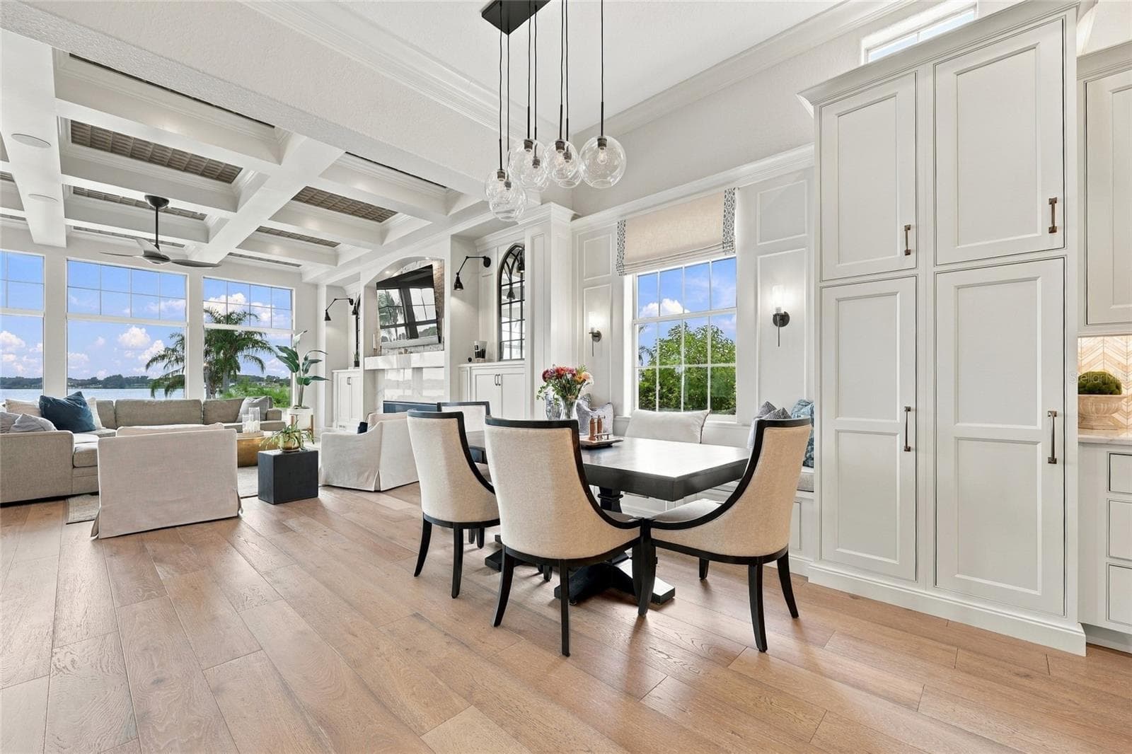 BREAKFAST NOOK WITH BUILT-IN BENCH - 9602 MAYWOOD DR, WINDERMERE