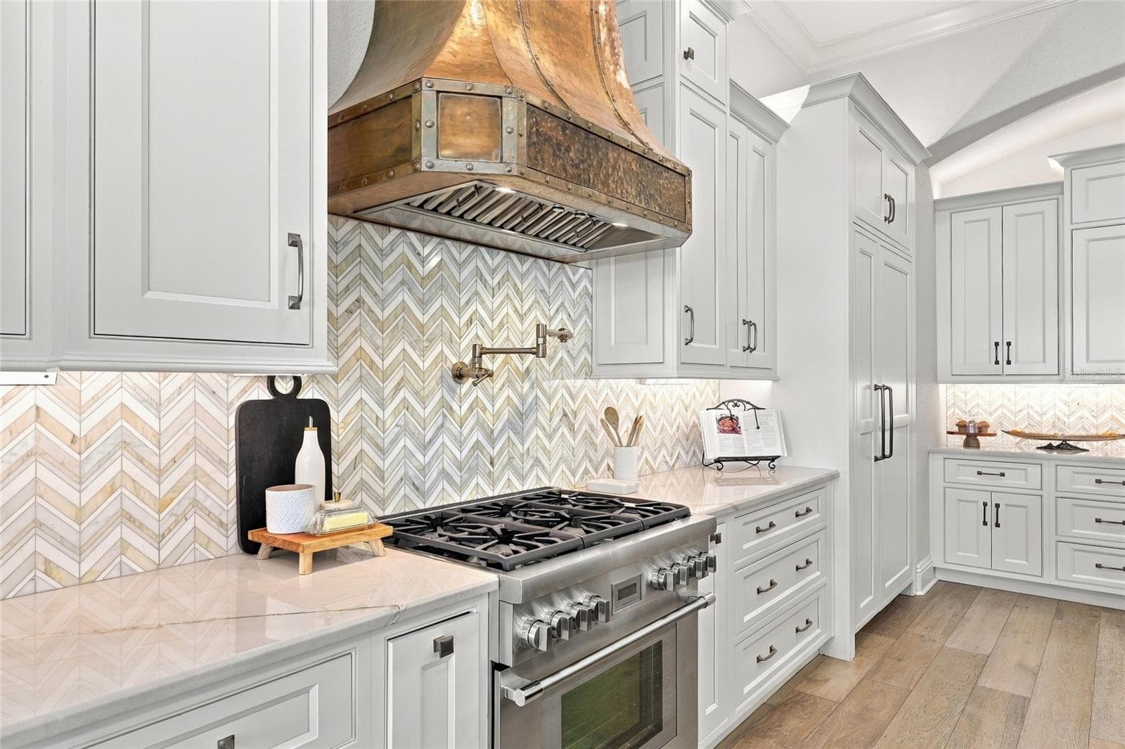 GAS 6 BURNER RANGE & THERMADOR OVEN - 9602 MAYWOOD DR, WINDERMERE