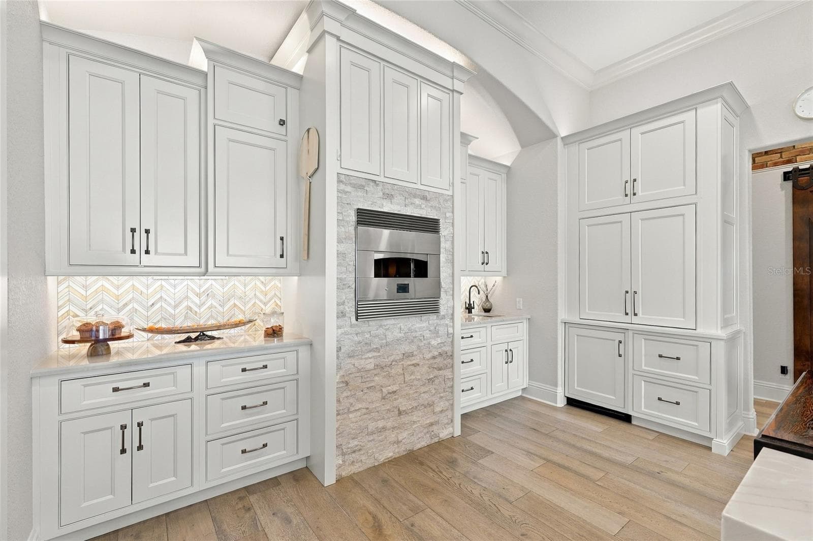 KITCHEN WITH PREP SINK & BUILT-IN PIZZA OVEN - 9602 MAYWOOD DR, WINDERMERE