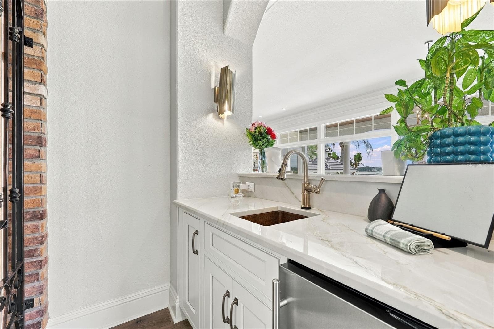 BAR WITH BUILT-IN WINE STORAGE AND PELLET ICE-MAKER - 9602 MAYWOOD DR, WINDERMERE