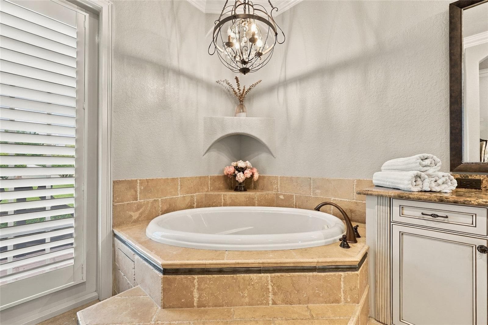 PRIMARY SOAKING TUB - 9602 MAYWOOD DR, WINDERMERE