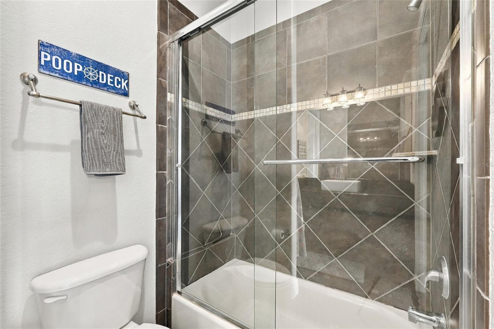 BEDROOM 5 ENSUITE BATHROOM - 9602 MAYWOOD DR, WINDERMERE