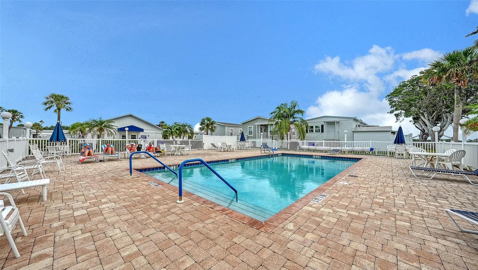 Community pool with clubhouse - 3710 GULF OF MEXICO DR #A3, LONGBOAT KEY