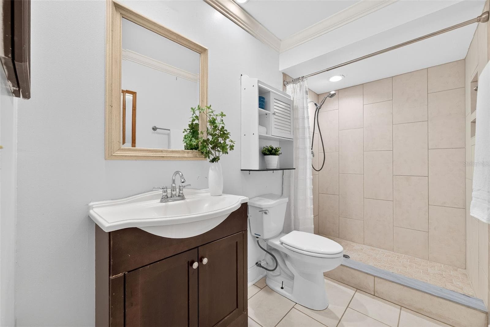Hall Bathroom - 943 FAIRWAY DR, WINTER PARK