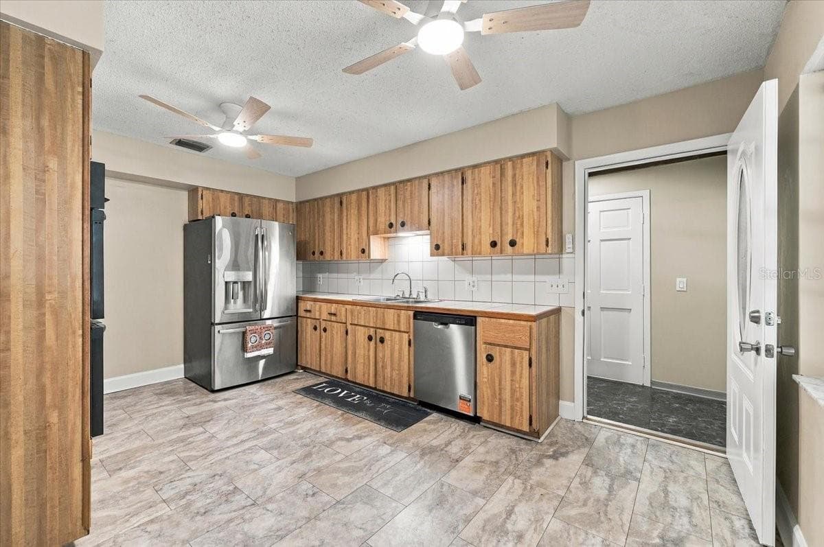Main House Kitchen - 2925 MCGEE RD, PLANT CITY