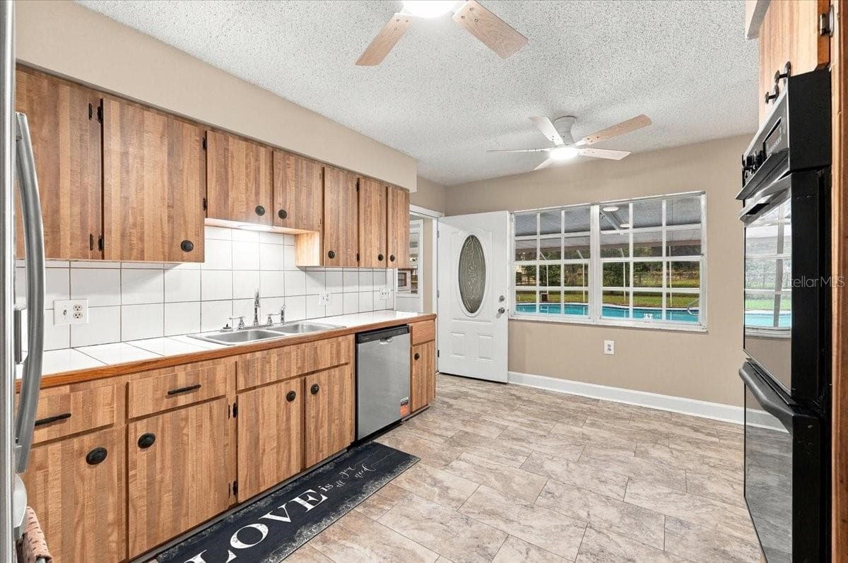 Main House Kitchen - 2925 MCGEE RD, PLANT CITY