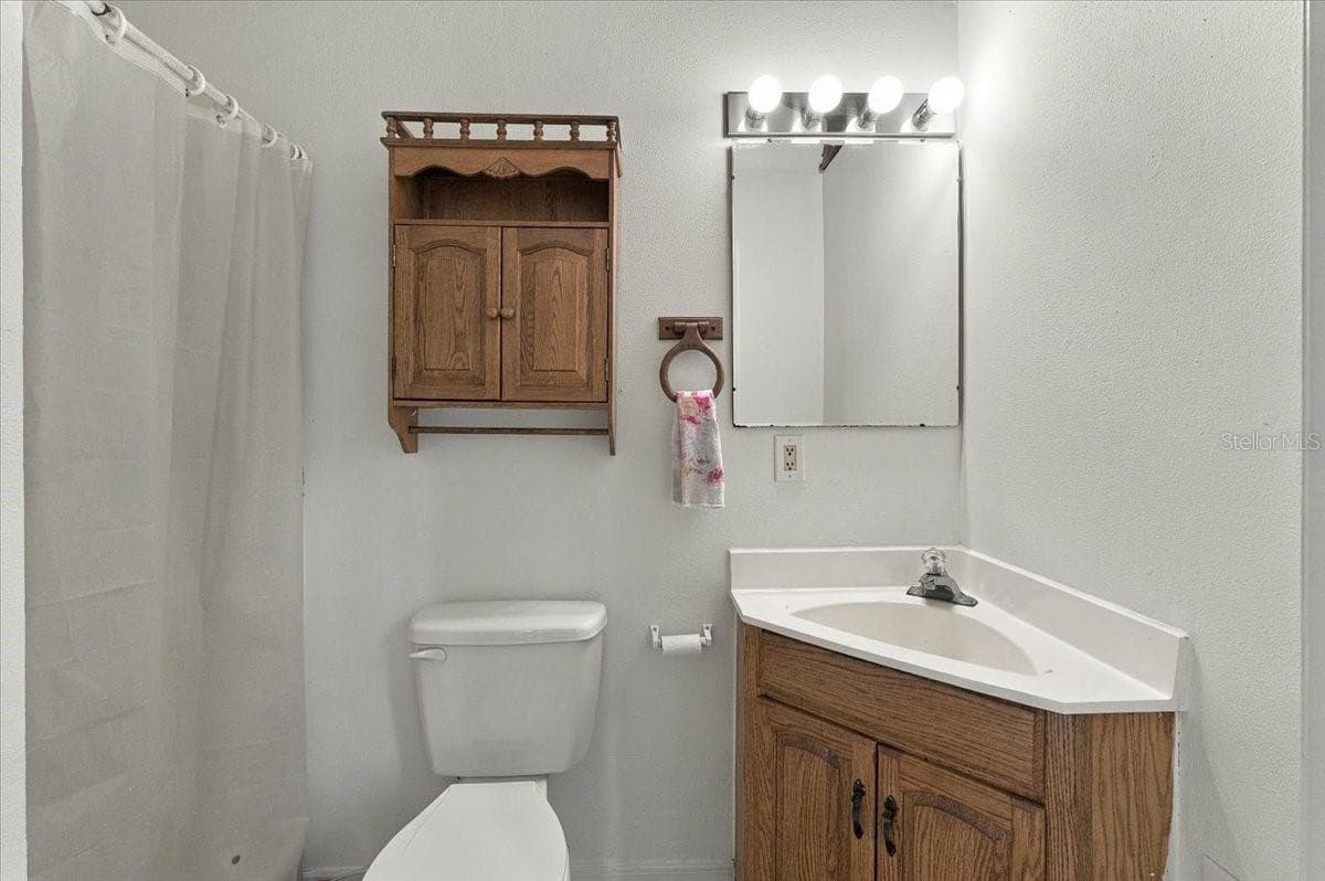 In-Law Apartment bathroom - 2925 MCGEE RD, PLANT CITY