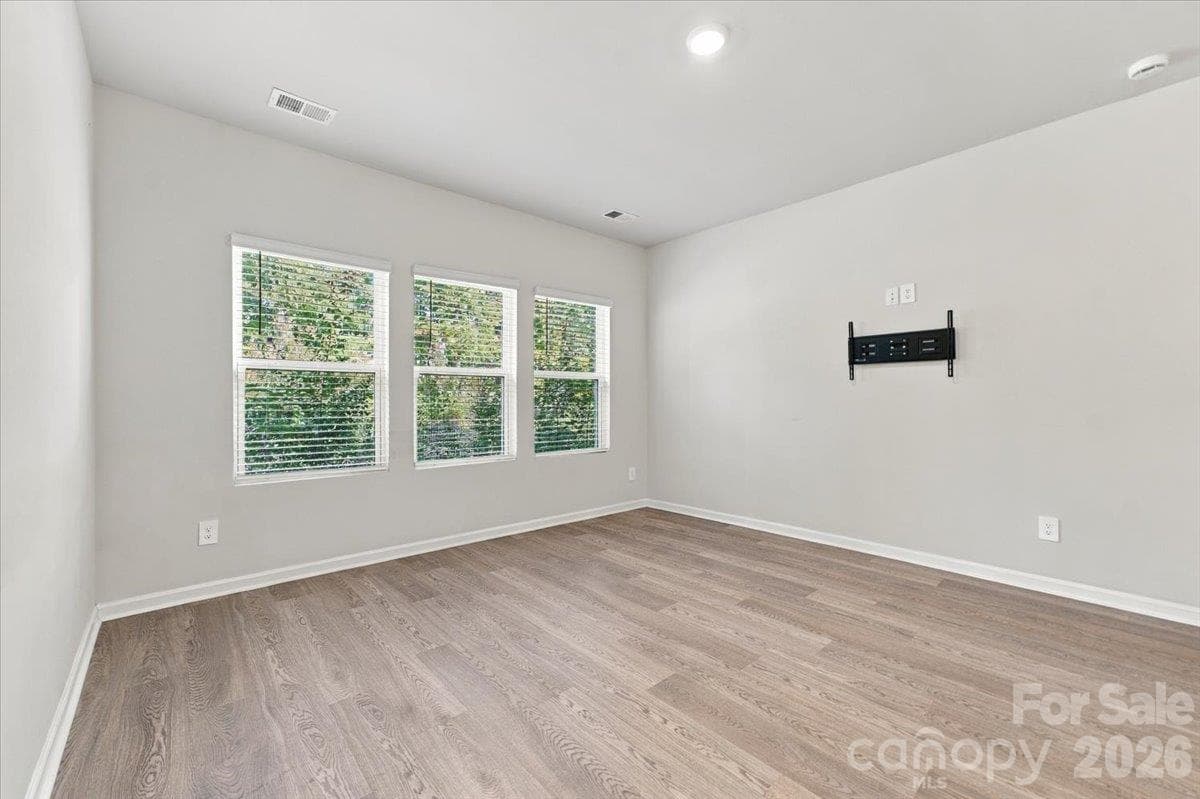 Great room- lots of light. - 151 Bird Dog Drive, Mooresville