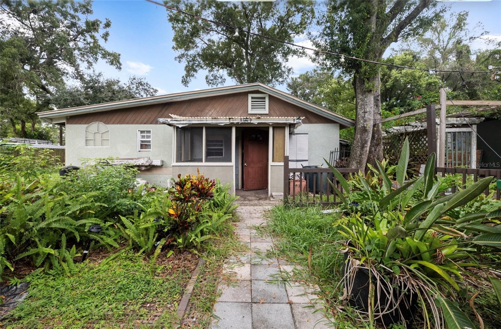 Out building which has a full bath - 8602 N ROME AVE, TAMPA