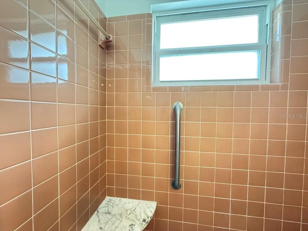 Bathroom #1 Photo #3 - 1841 5TH ST SE, WINTER HAVEN