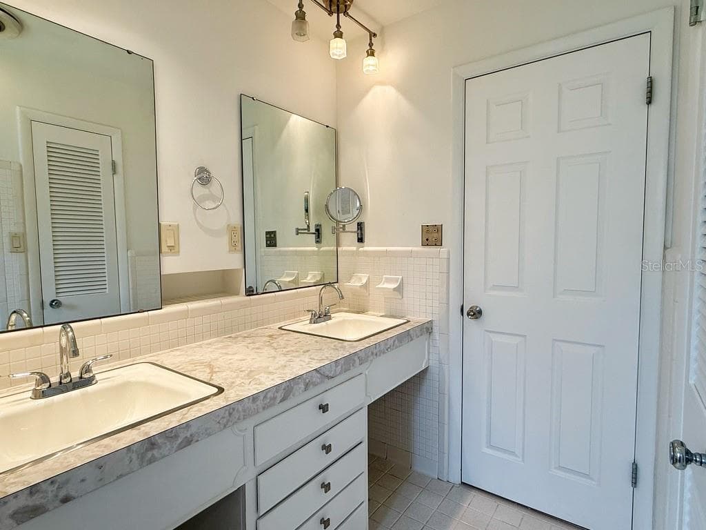 Bathroom #2 Photo #3 - 1841 5TH ST SE, WINTER HAVEN