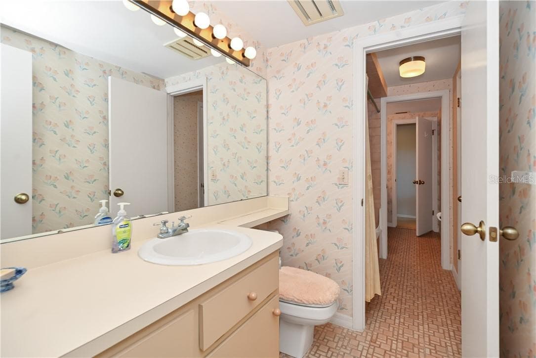 1/2 bath on one side, share shower/tub - 821 N Golf Course DR, CRYSTALRIVER FL 34429, Crystal River