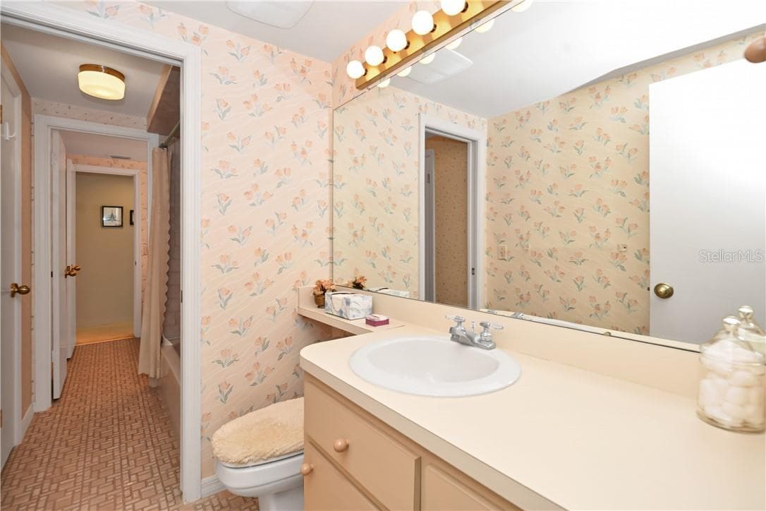 1/2 bath on one side, share shower/tub - 821 N Golf Course DR, CRYSTALRIVER FL 34429, Crystal River