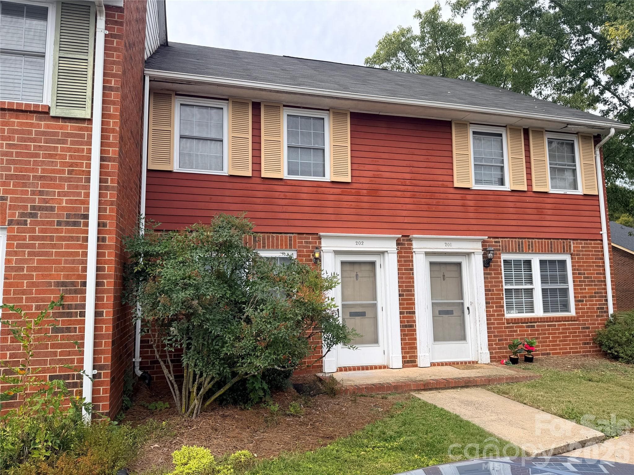 1300 Larchmont Place