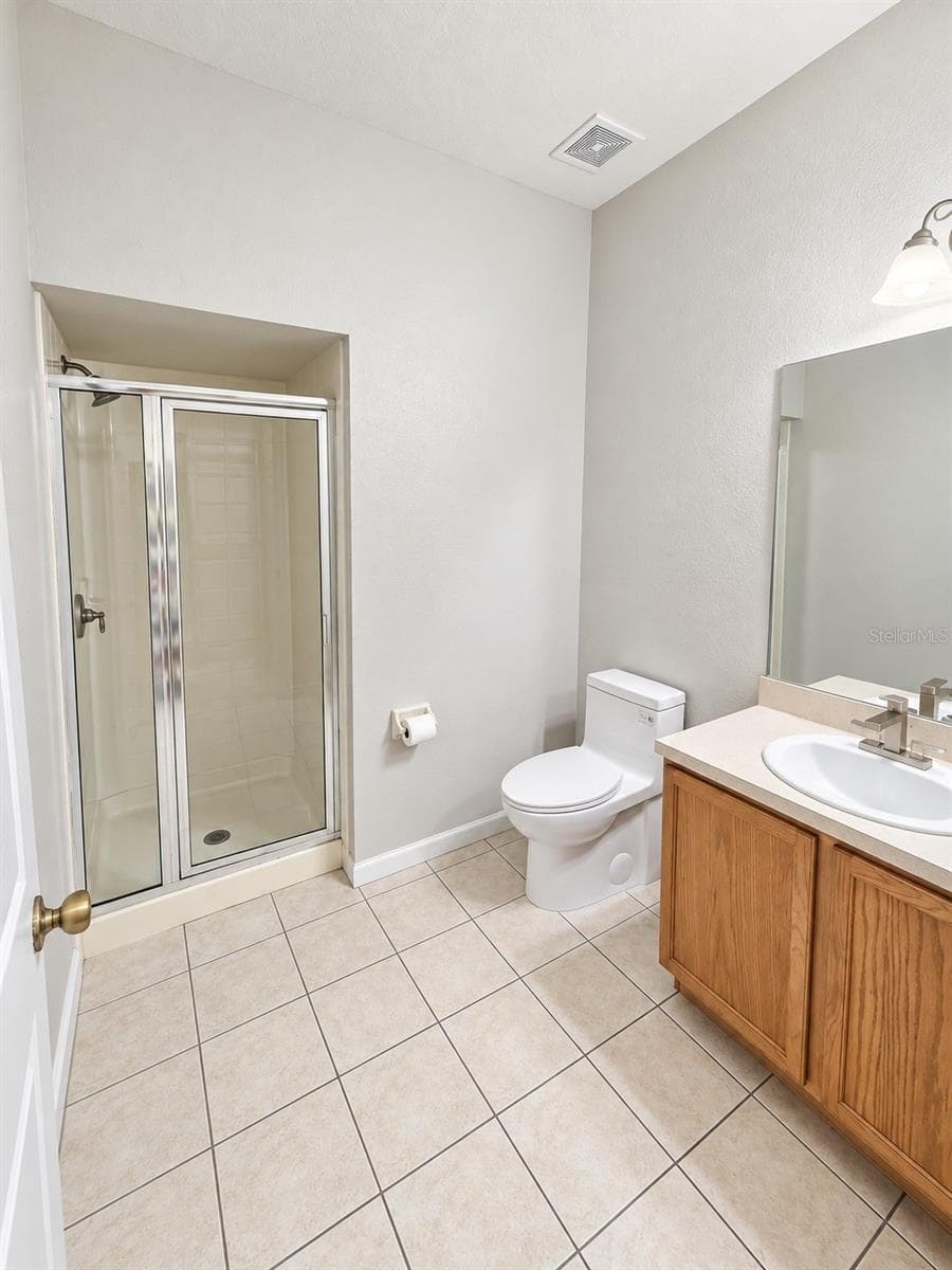Guest Bathroom - 4996 TOWN TER N, KISSIMMEE