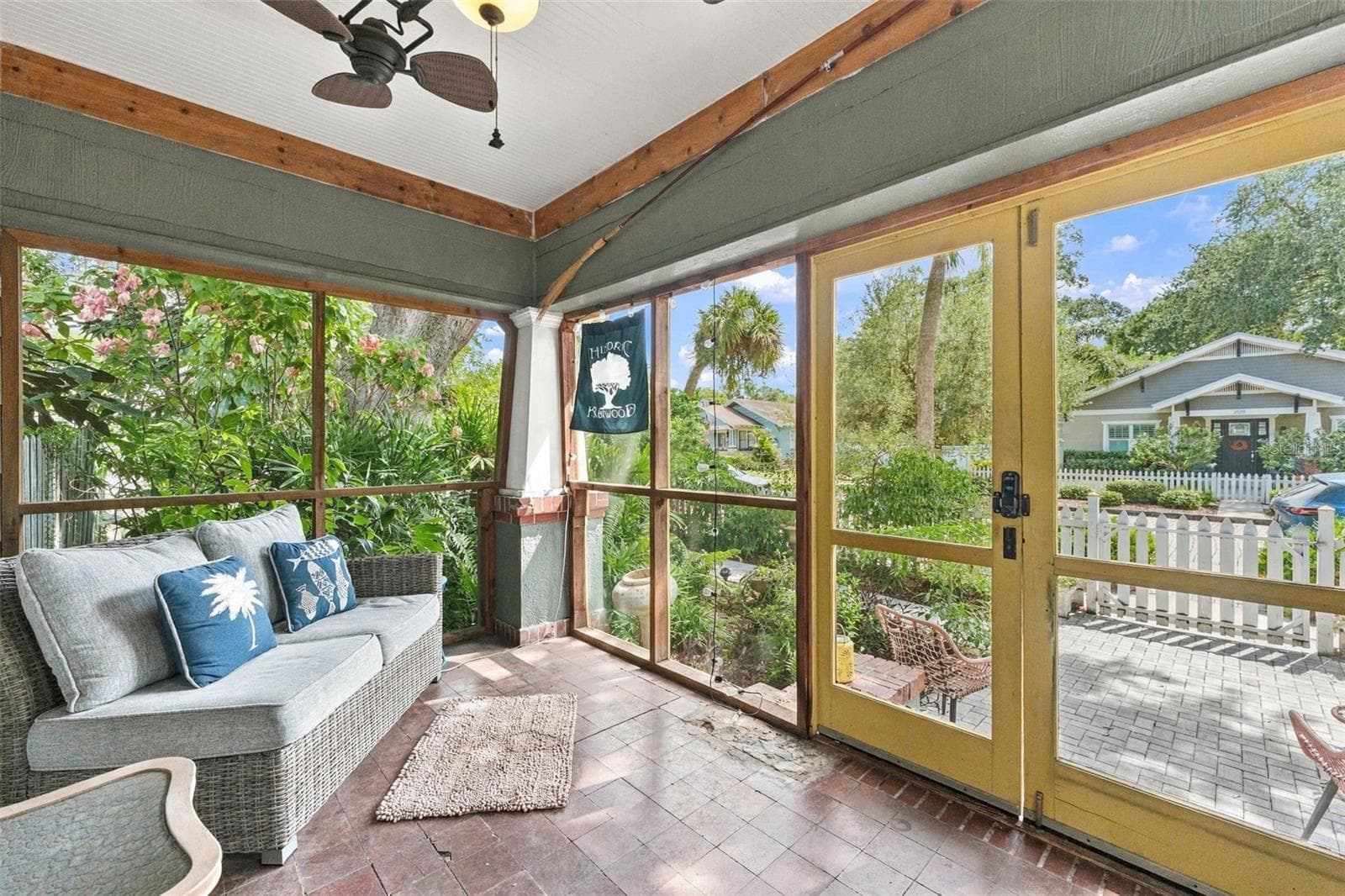Single Family Residence at 2121 DARTMOUTH AVE N, ST PETERSBURG, photo 7 of 64