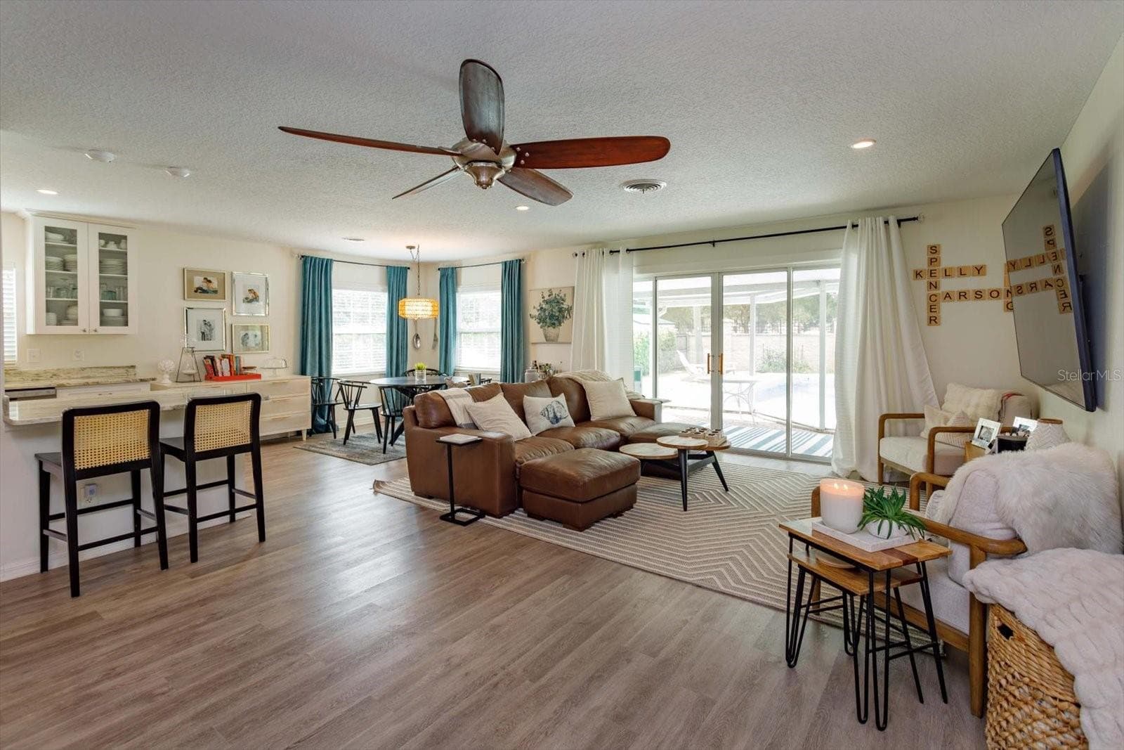26 x 15 great room with sliders to the lanai - 2322 WOODCREST DR, WINTER PARK