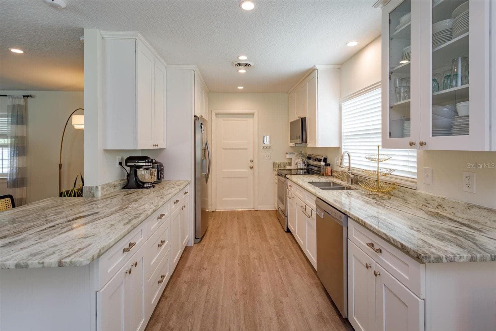 Beautifully upgraded 9 x 13 kitchen with shaker cabinets and stone countertops - 2322 WOODCREST DR, WINTER PARK