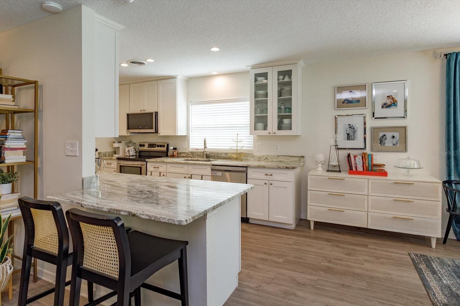 Breakfast bar with seating for 2 - 2322 WOODCREST DR, WINTER PARK