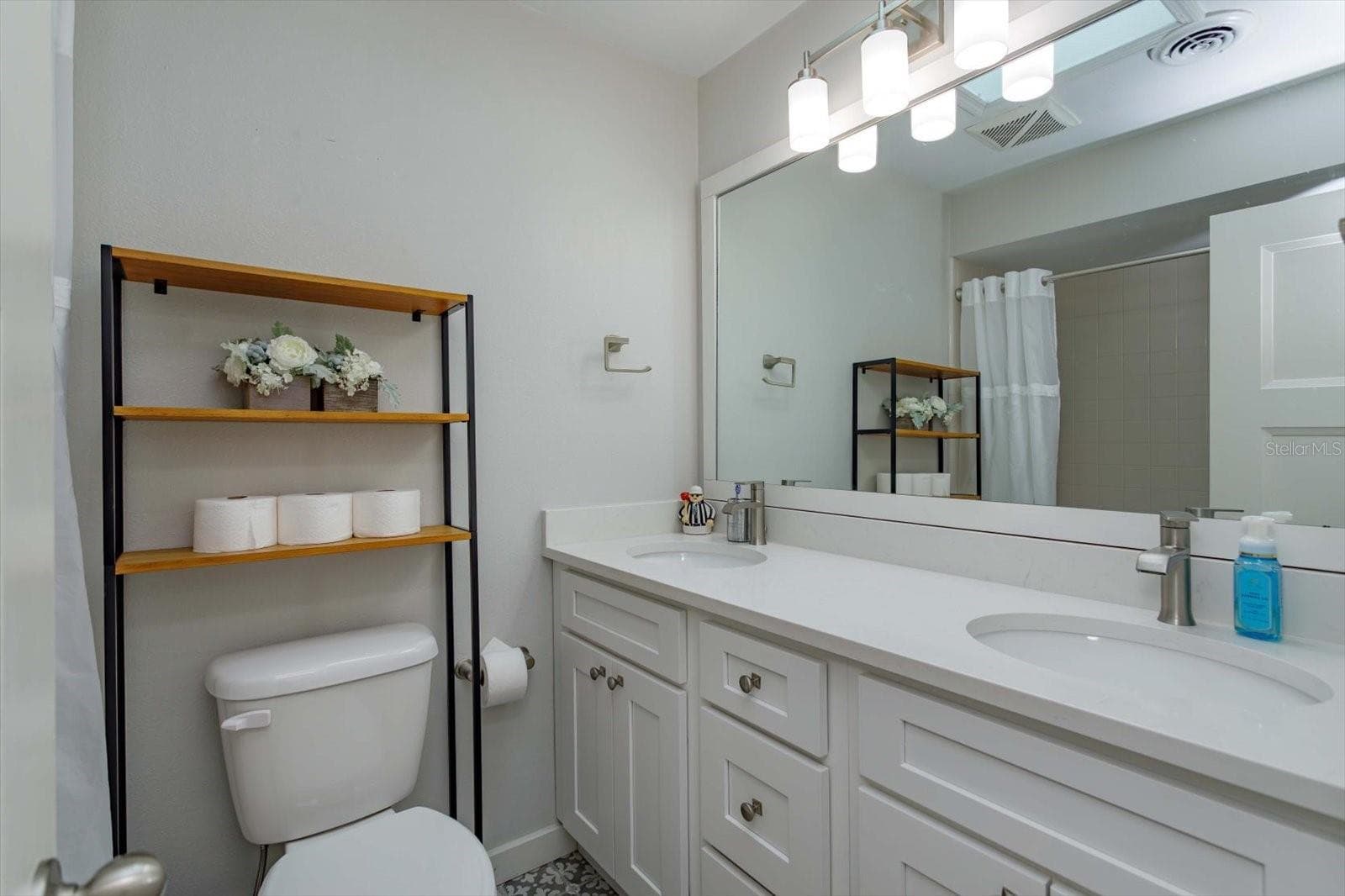 Updated hall bath with dual sinks, shaker cabinets, stone counters and updated fixtures - 2322 WOODCREST DR, WINTER PARK