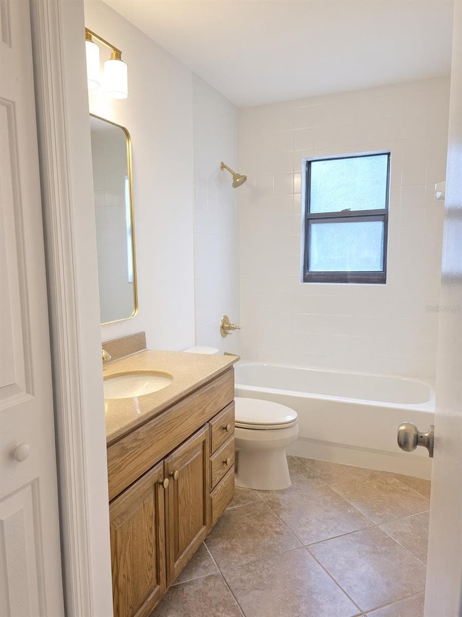 Hall Bath - 516 RAPID FALLS DR, BRANDON