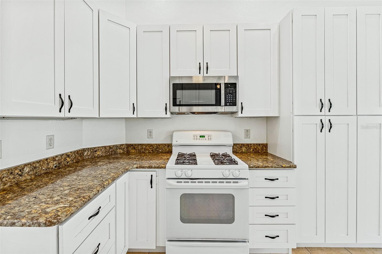 Natural Gas stove - 122 SAN REMO DR, EDGEWATER