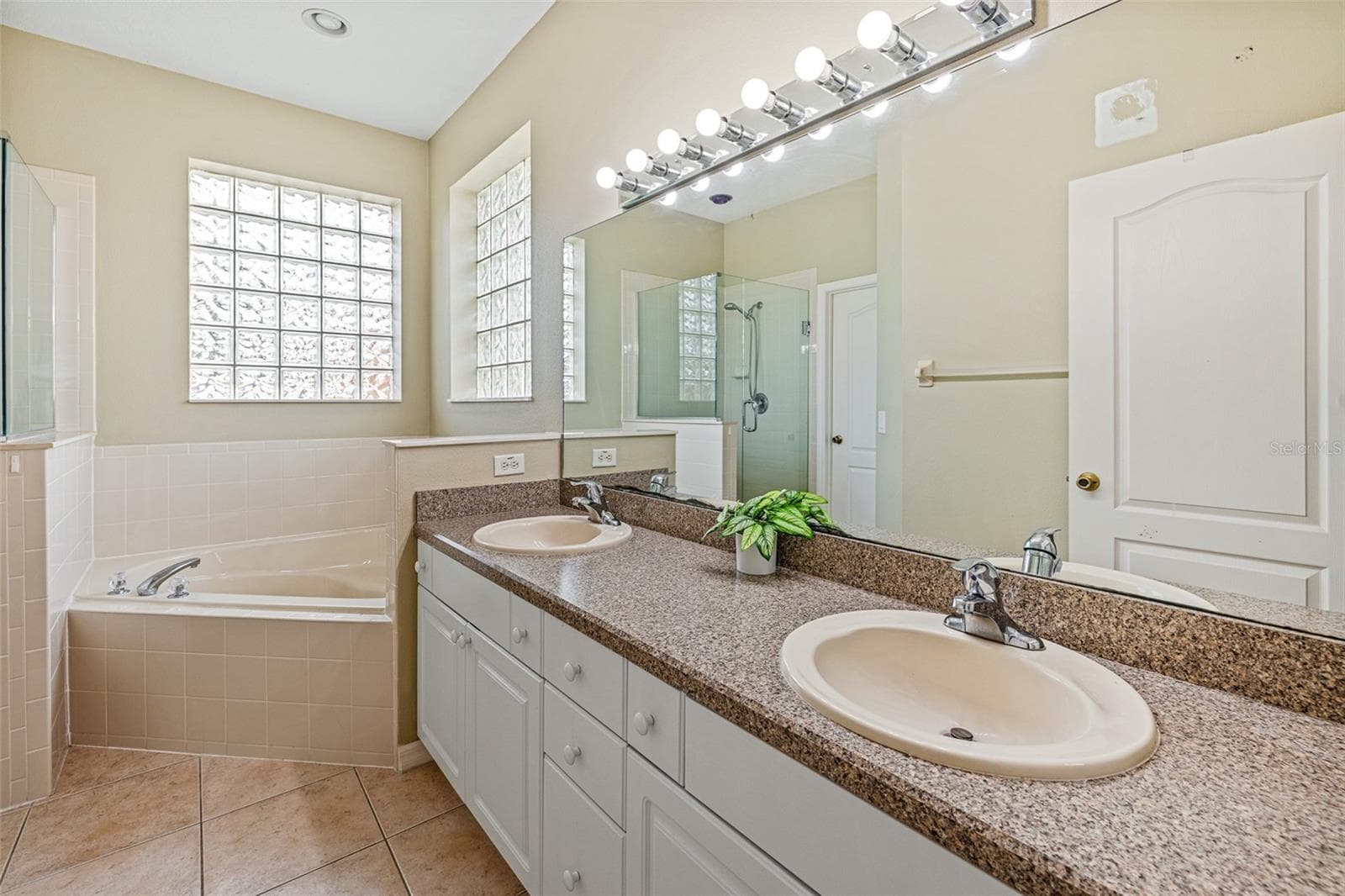Garden tub - 122 SAN REMO DR, EDGEWATER