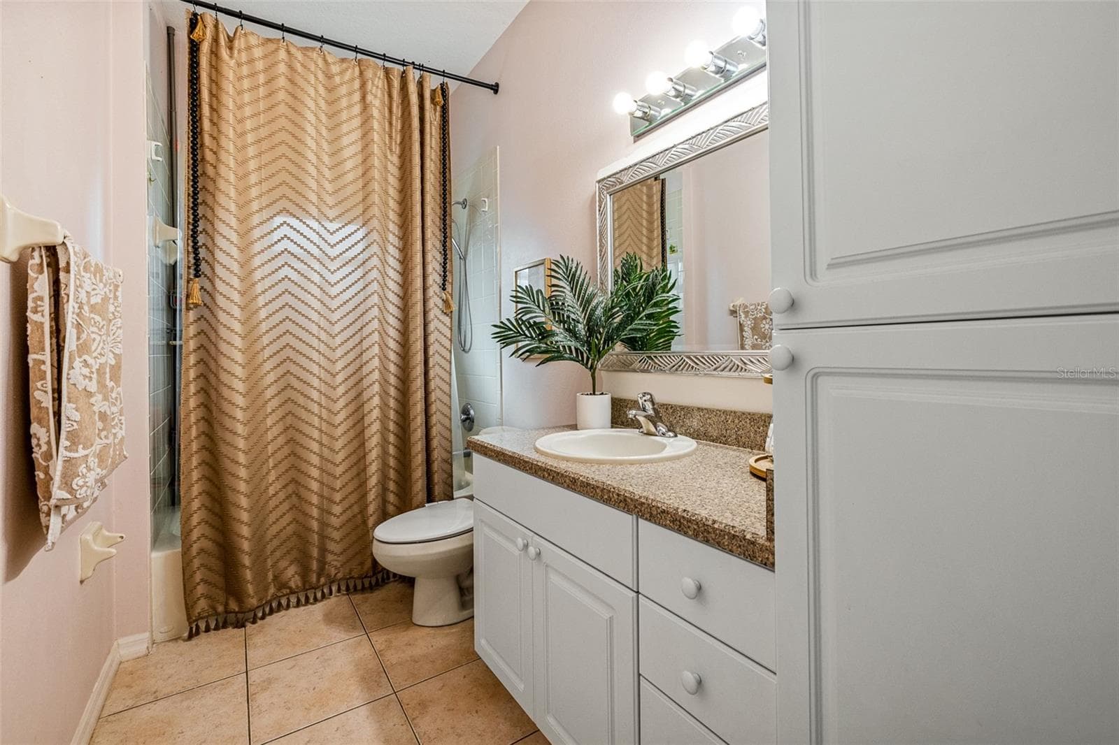 Main bathroom - 122 SAN REMO DR, EDGEWATER