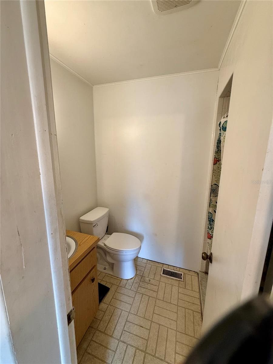 Bathroom 2 off bonus room - 104 13TH ST SE, WINTER HAVEN