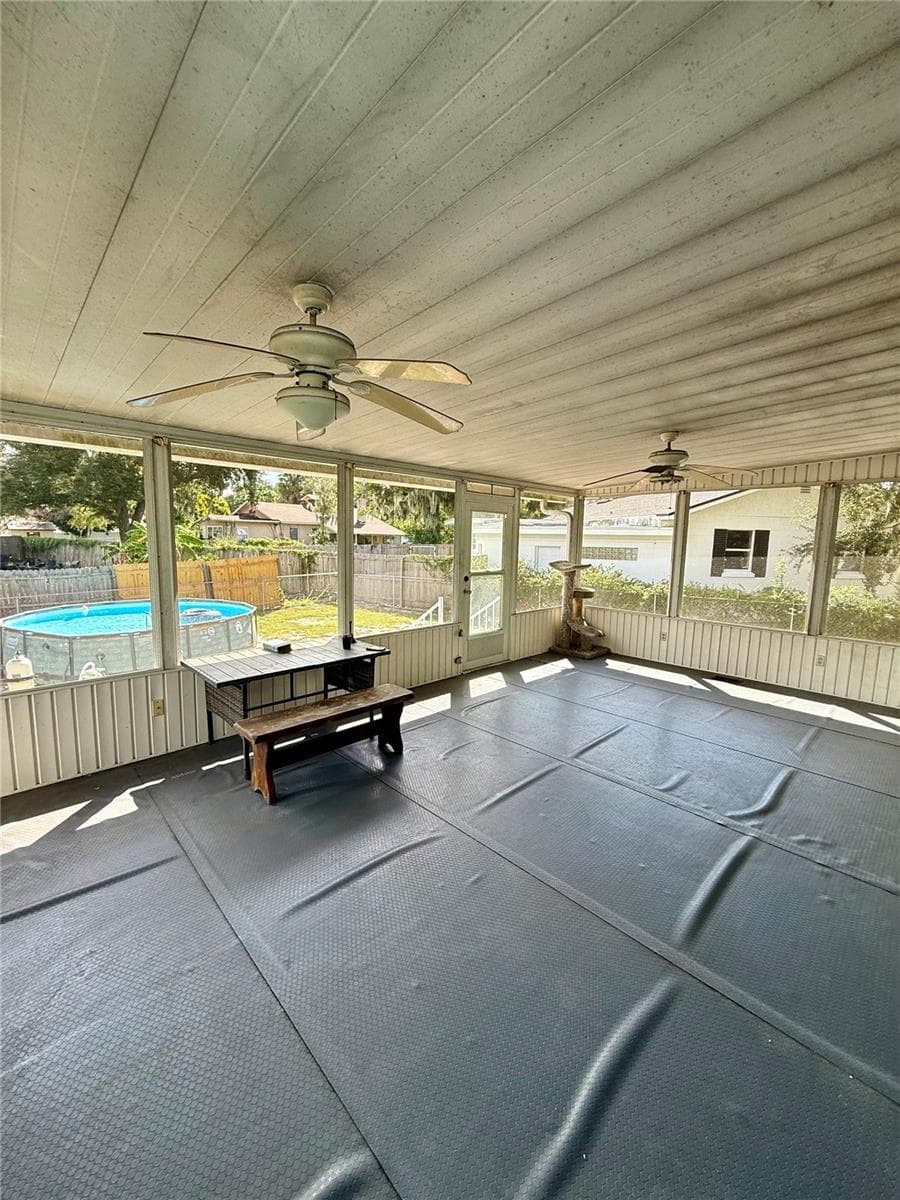 Enclosed back patio - 104 13TH ST SE, WINTER HAVEN