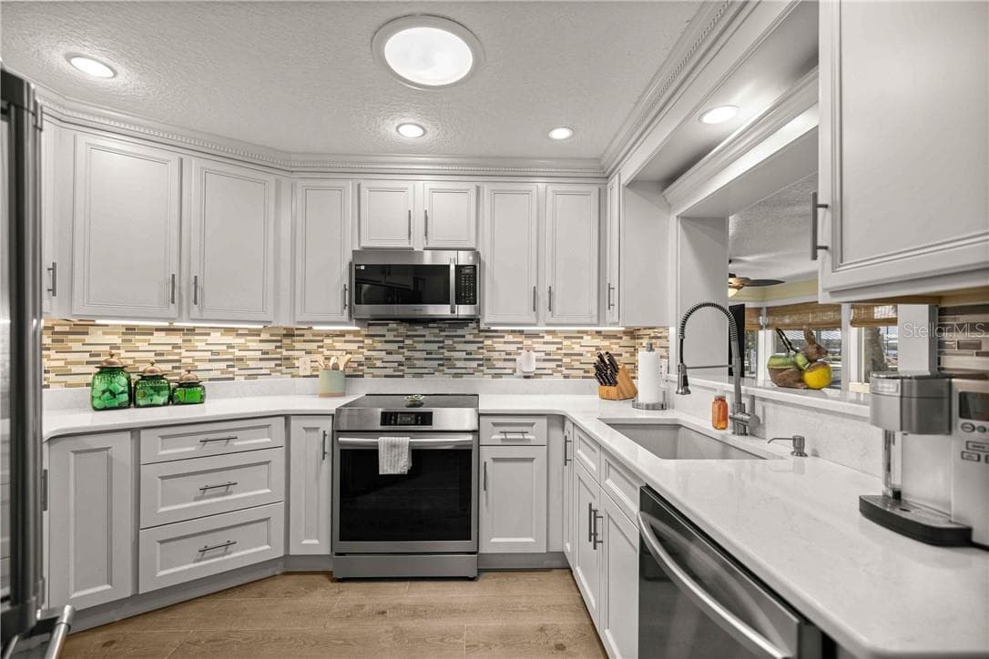 Single Family Residence at 12014 W Dolphin CT, HOMOSASSA FL 34448, photo 19 of 51