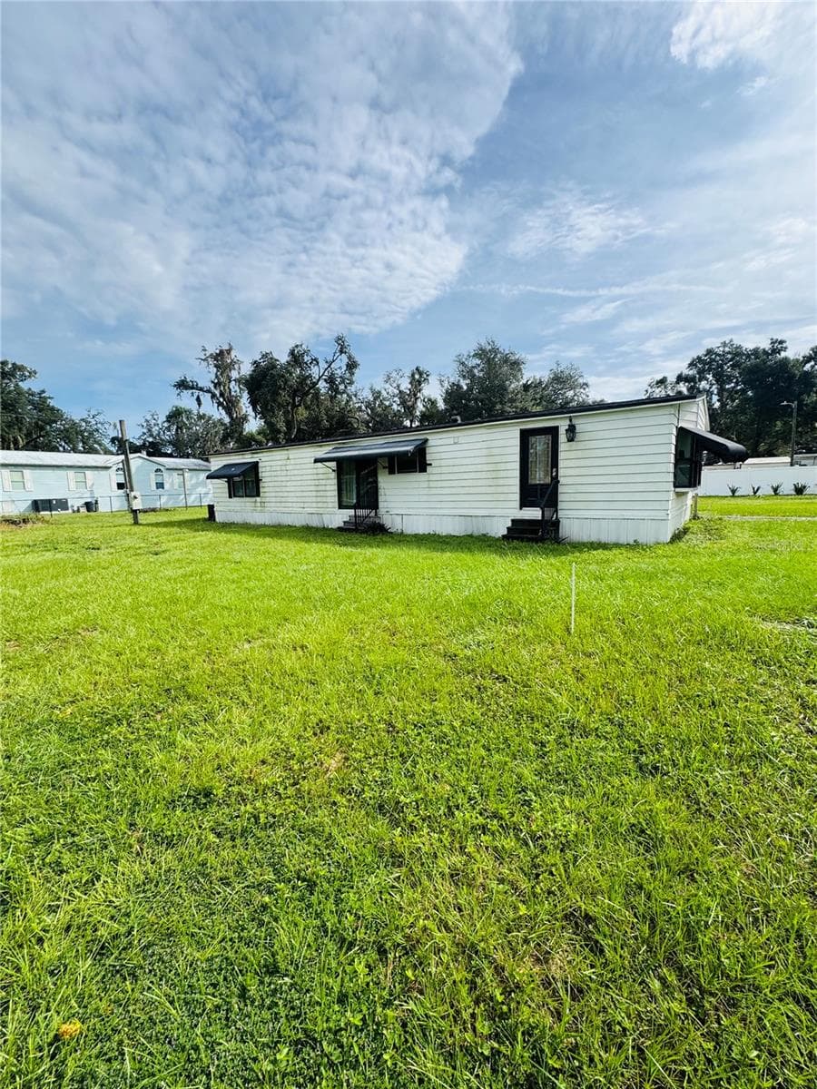 Front exterior/yard view - 1013 LIANNE PL, SEFFNER