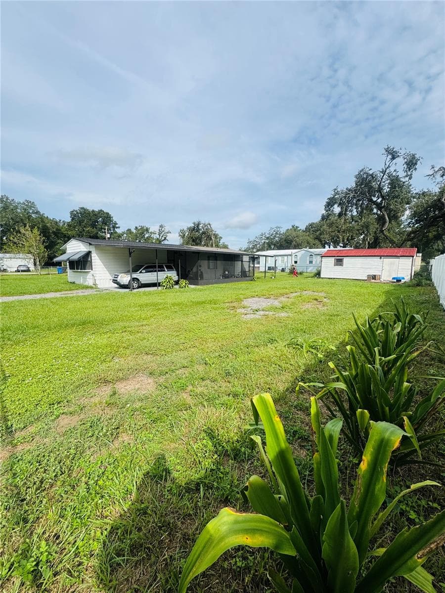 side yard - 1013 LIANNE PL, SEFFNER