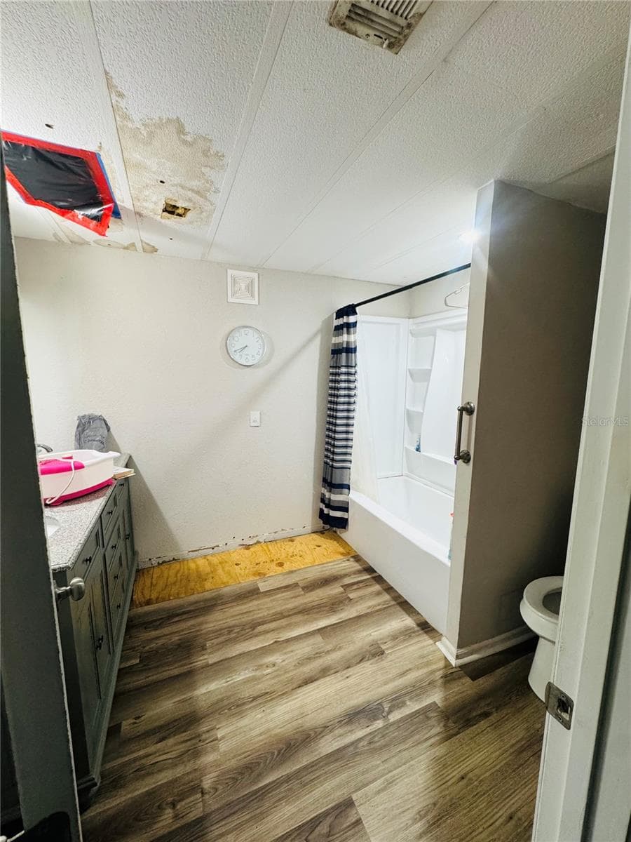 Bathroom 2 - 1013 LIANNE PL, SEFFNER