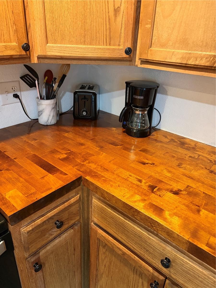 butcher block counter and wood cabinets - 6401 SUNNYSIDE RANCH RD, BROOKSVILLE