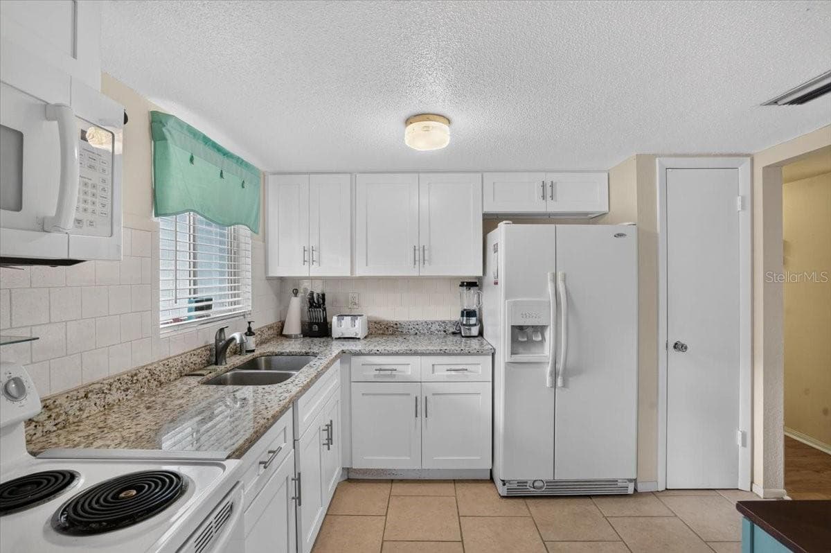 Condominium at 5883 GARDEN LN #H1, BRADENTON, photo 12 of 30